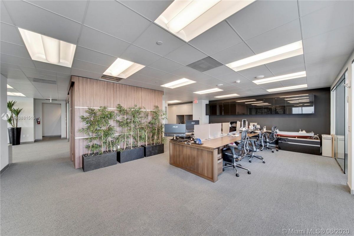 Bureau à Miami, États-Unis, 251 m2 - image 1