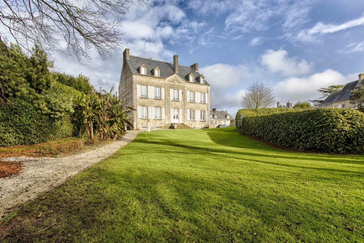 Mansion Cherbourg-en-Cotentin, France, 460 sq.m - picture 1