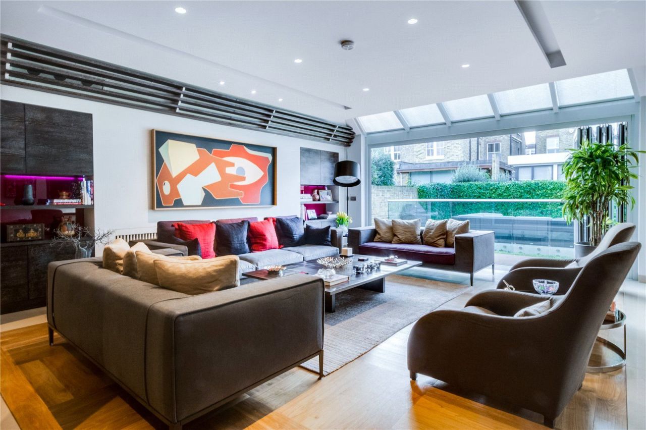 House in London, United Kingdom, 378 sq.m - picture 1