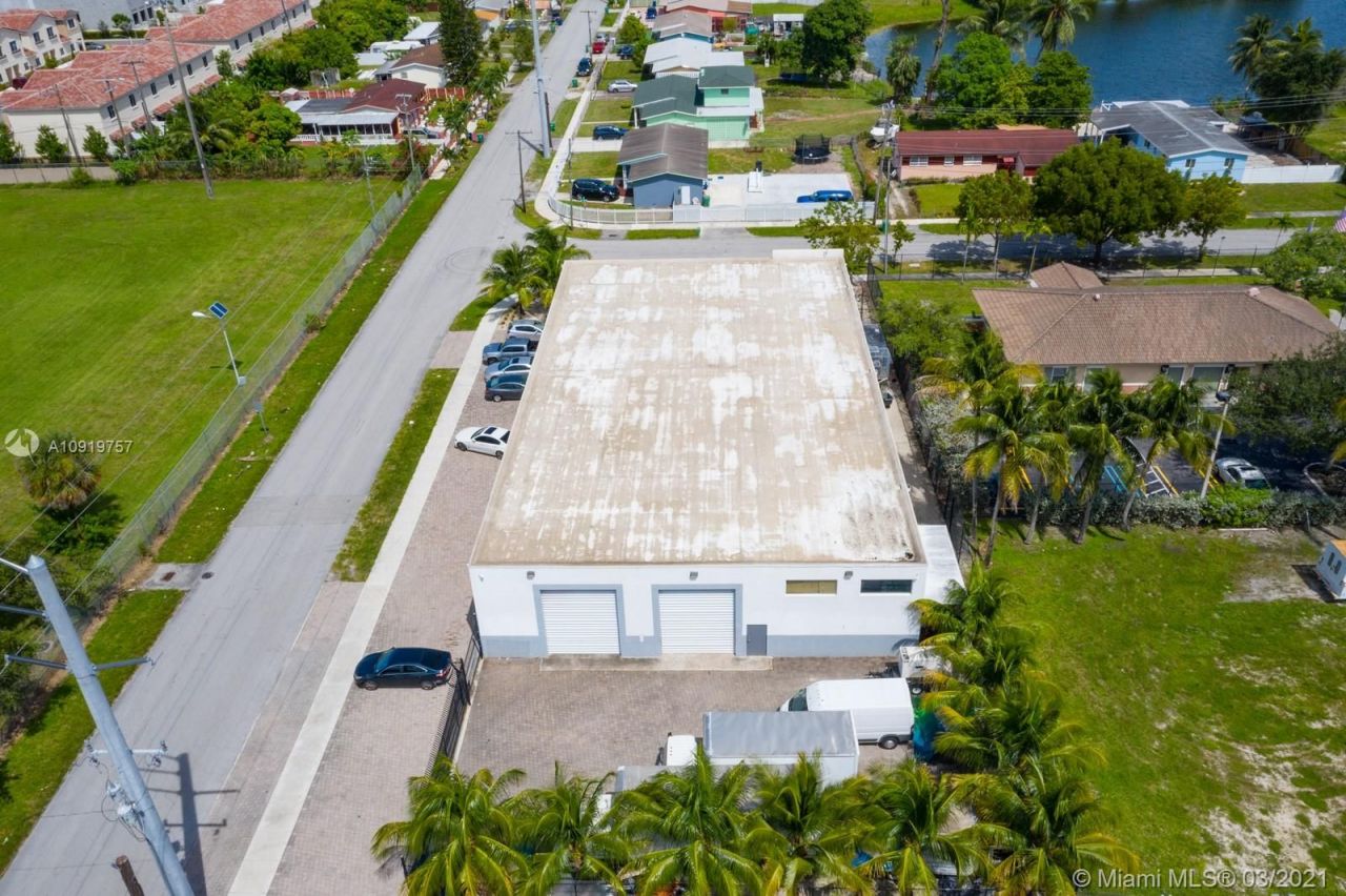 Propiedad comercial en Miami, Estados Unidos, 1 000 m2 - imagen 1