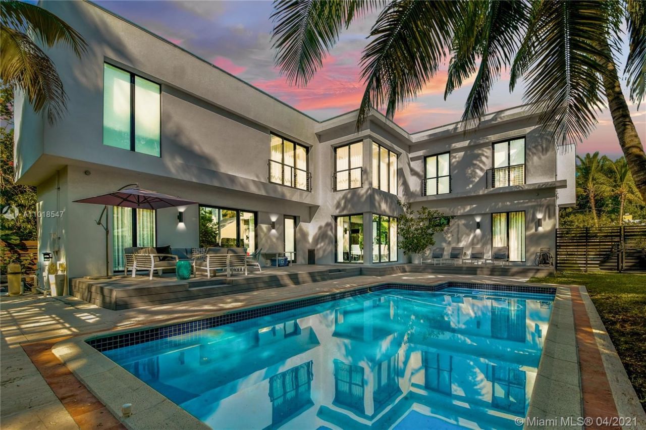 Villa à Miami, États-Unis, 370 m2 - image 1