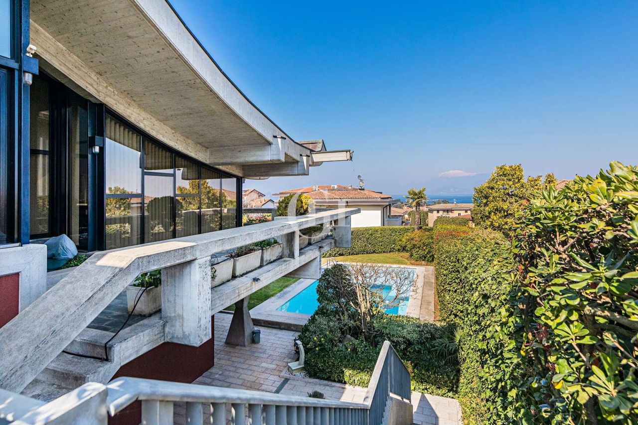 Villa on Lake Garda, Italy, 443 sq.m - picture 1