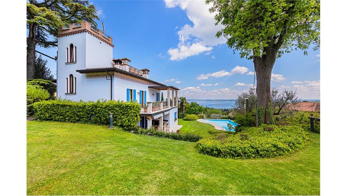 Villa on Lake Garda, Italy, 500 sq.m - picture 1