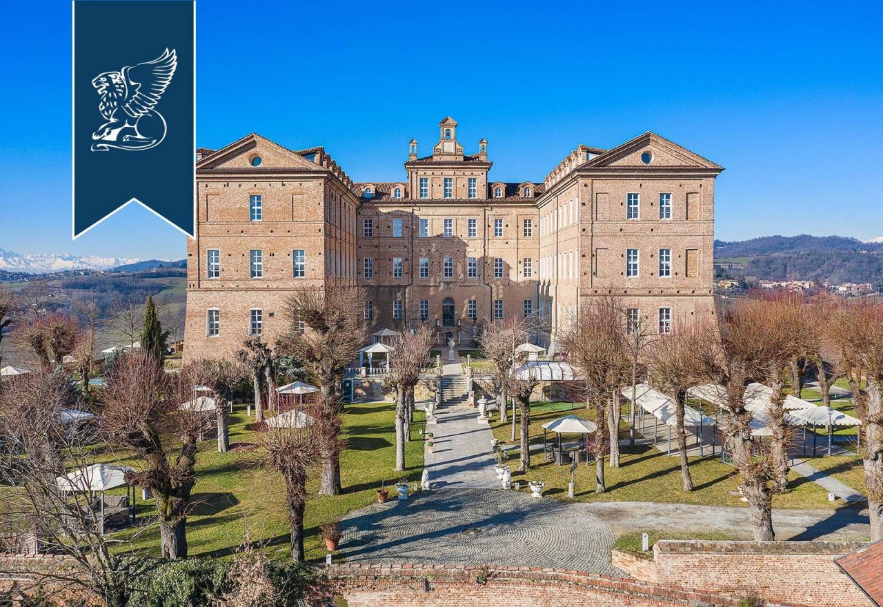 Château à Turin, Italie, 10 550 m2 - image 1