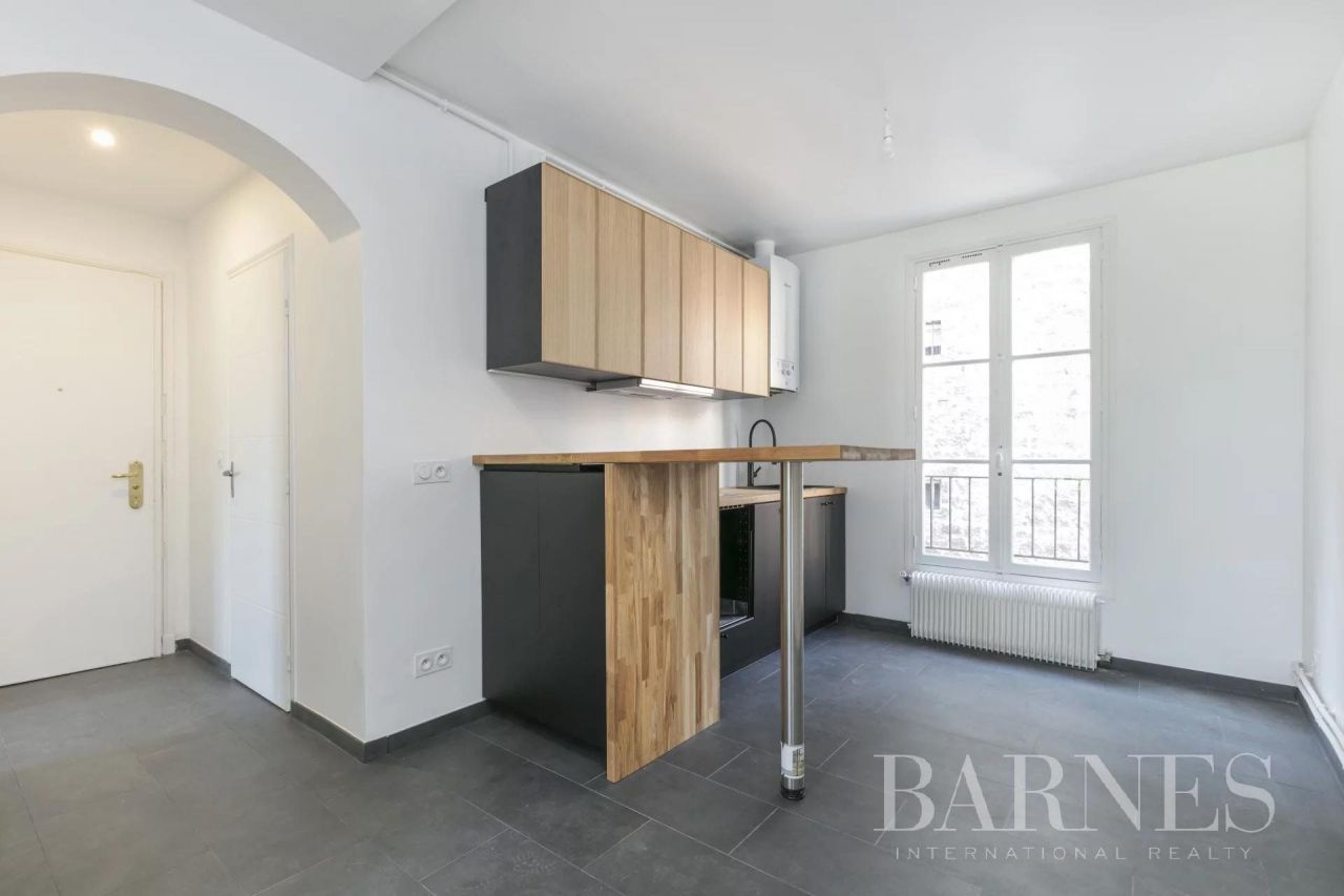 Flat in Neuilly-sur-Seine, France, 45.53 sq.m - picture 1
