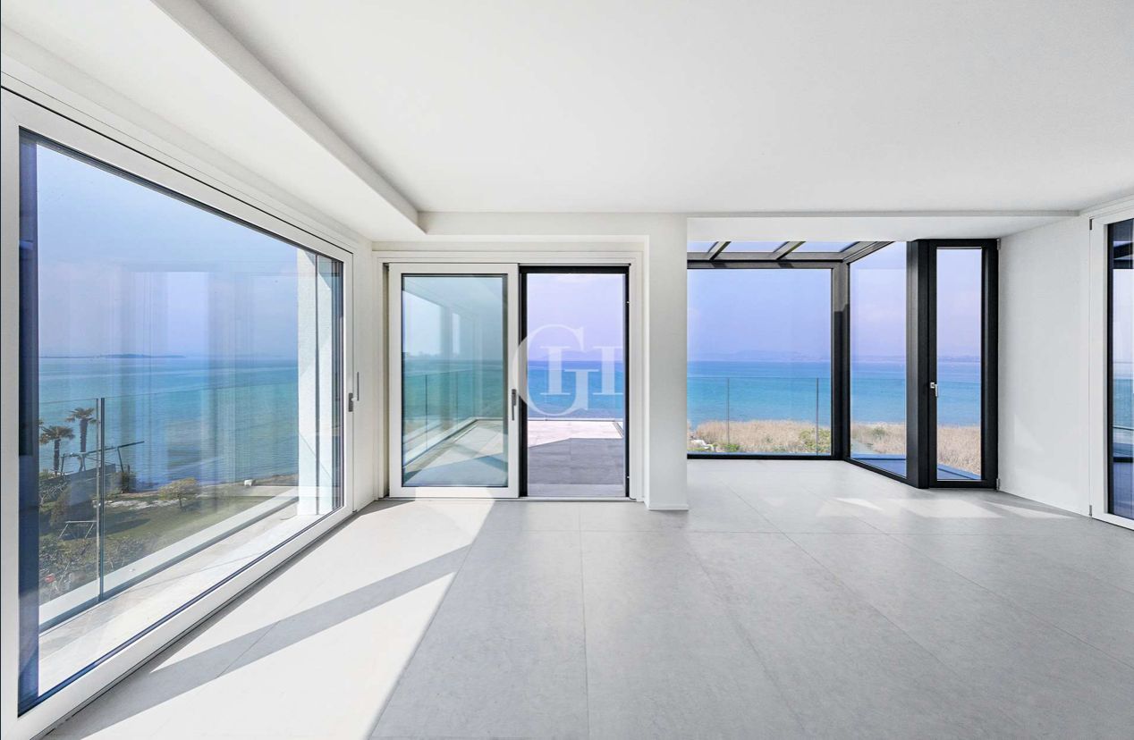 Penthouse on Lake Garda, Italy, 259.6 sq.m - picture 1