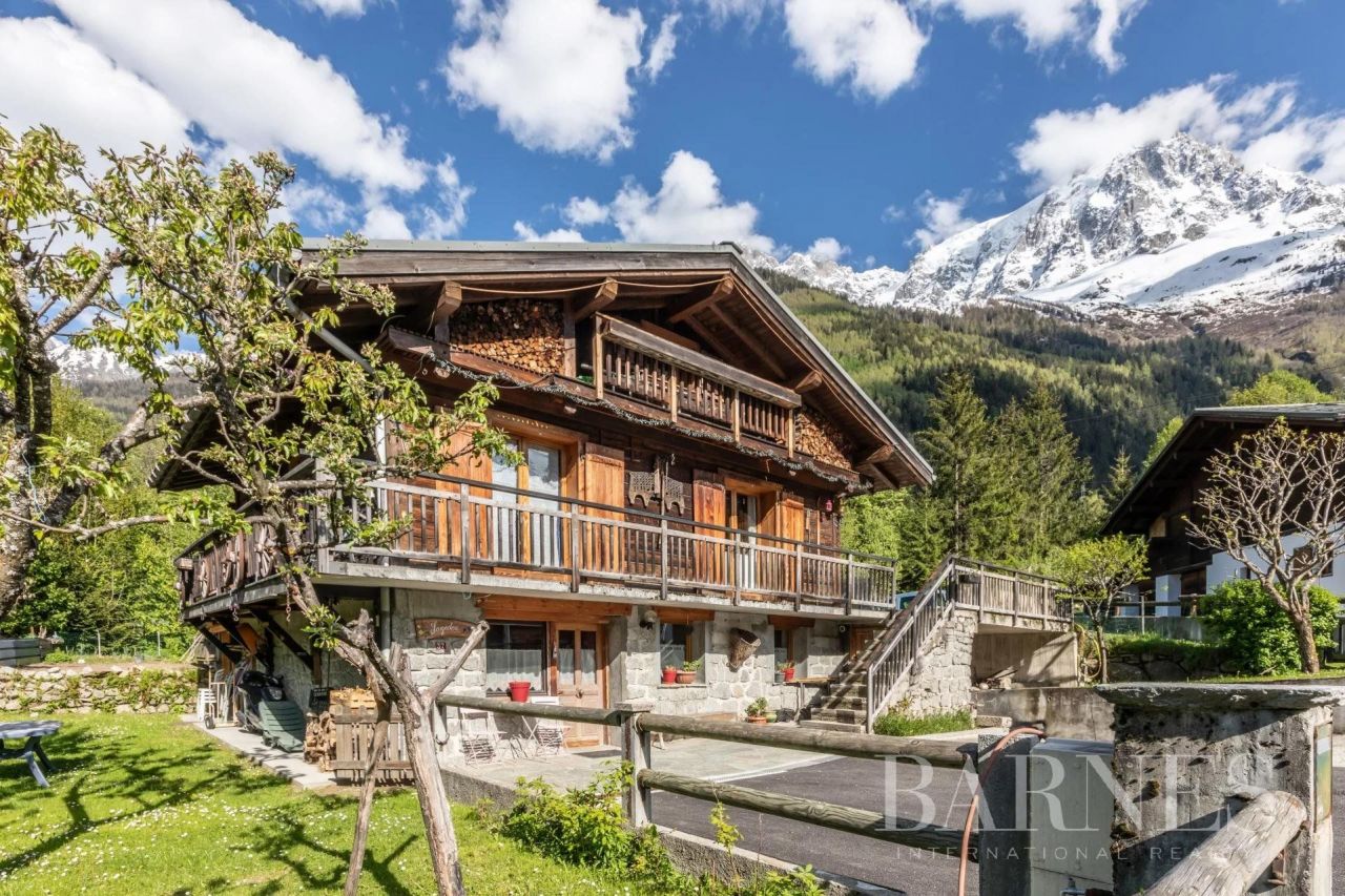 House in Chamonix, France, 232.52 sq.m - picture 1