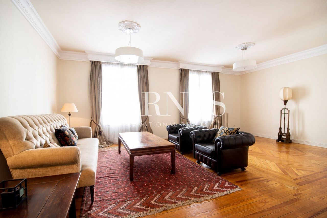 Flat in Madrid, Spain, 238 sq.m - picture 1