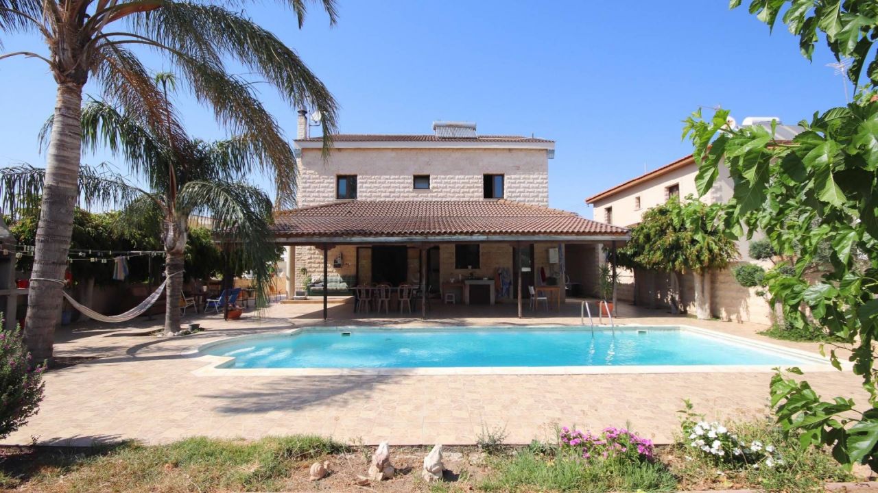 Villa en Lárnaca, Chipre, 280 m2 - imagen 1