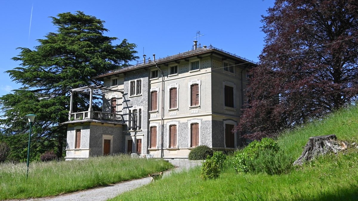 Villa in Civenna, Italy, 1 300 sq.m - picture 1
