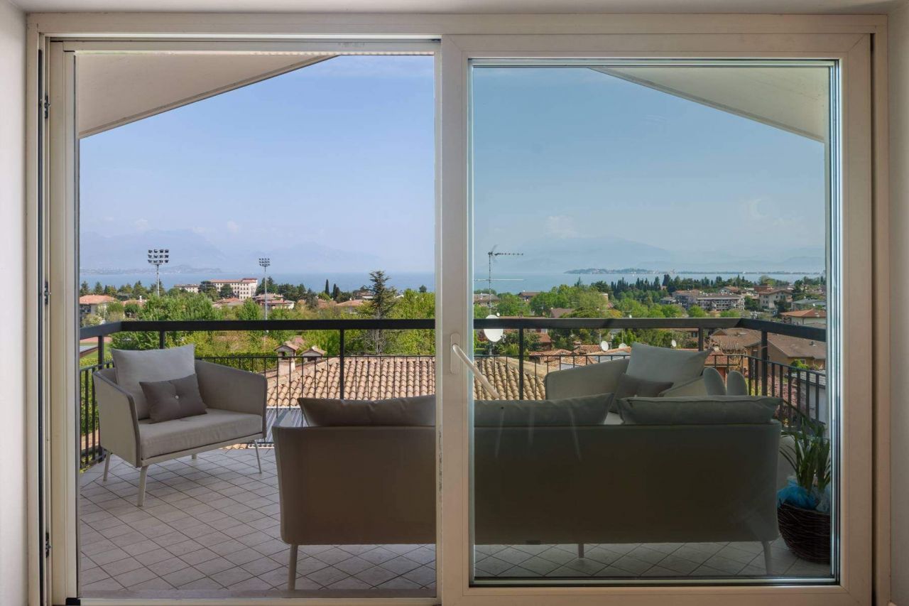 Apartment in Desenzano del Garda, Italy, 100 sq.m - picture 1