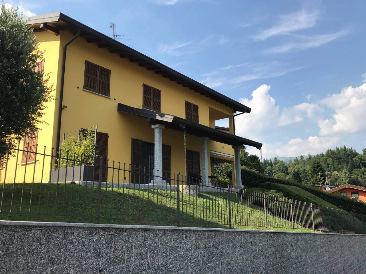 House in Montorfano, Italy, 300 sq.m - picture 1