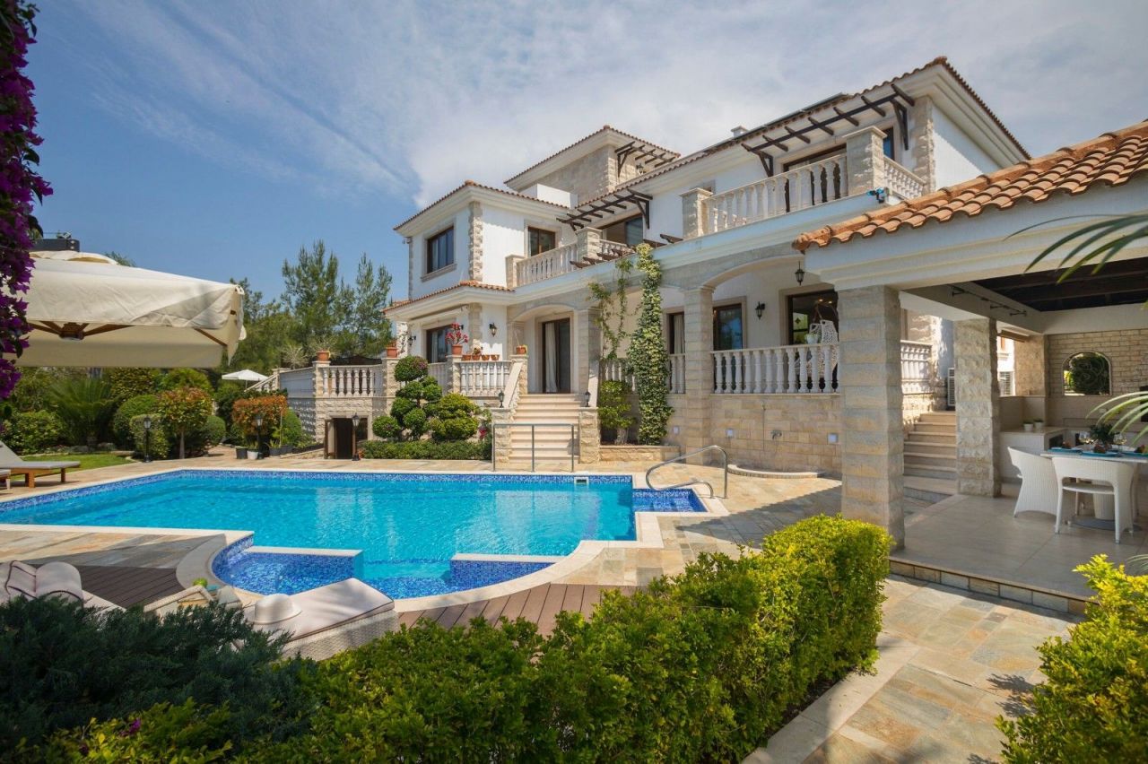 Villa in Paphos, Cyprus, 345 sq.m - picture 1