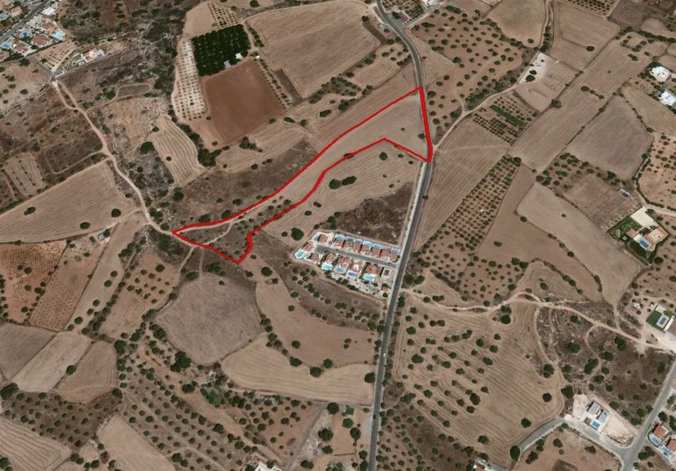 Land in Paphos, Cyprus, 13 713 sq.m - picture 1