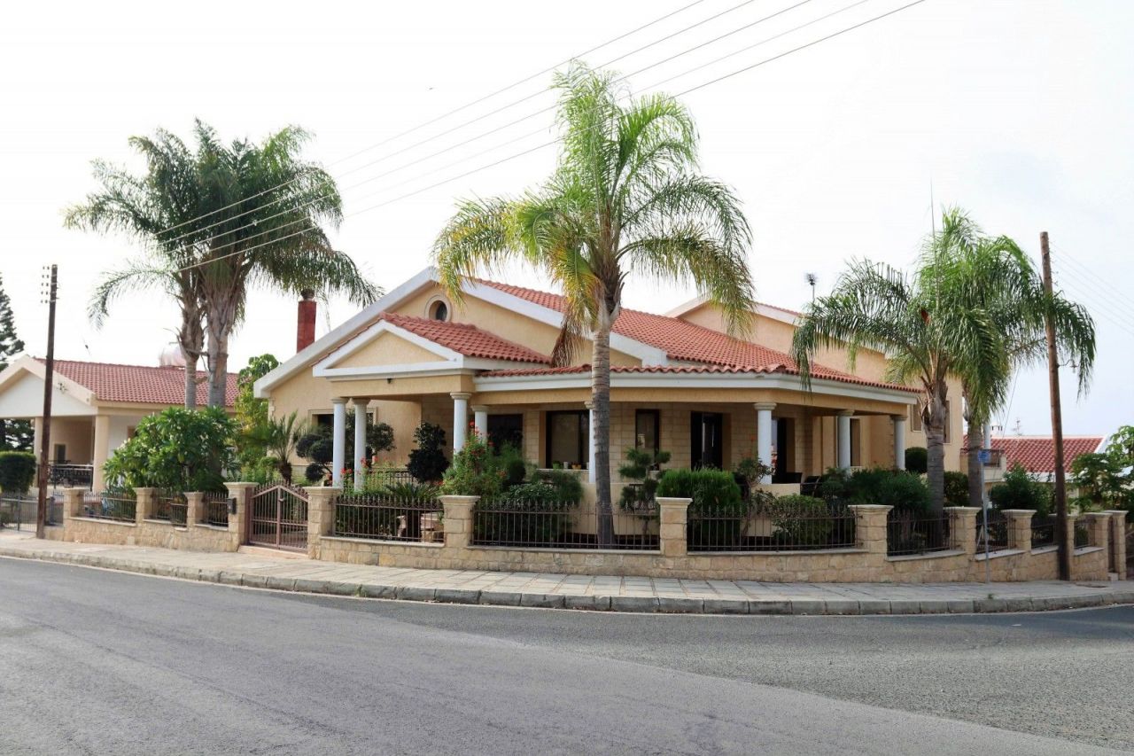 Villa in Paphos, Cyprus, 420 sq.m - picture 1