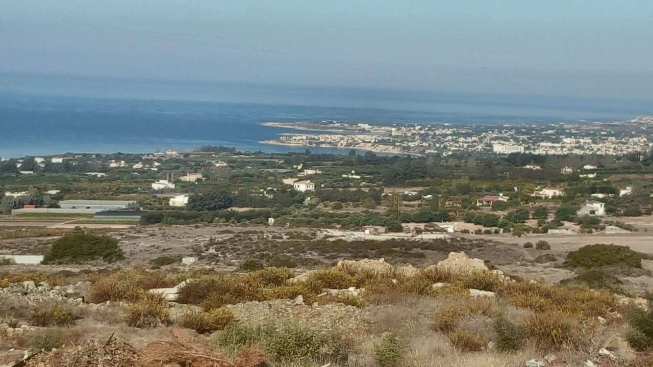Land in Paphos, Cyprus, 11 037 sq.m - picture 1