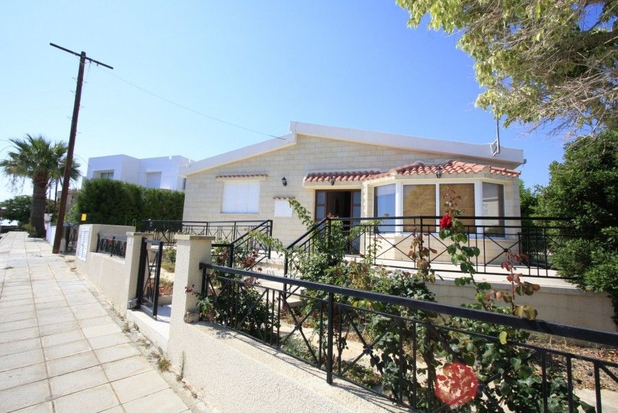 Bungalow in Paphos, Cyprus, 200 sq.m - picture 1