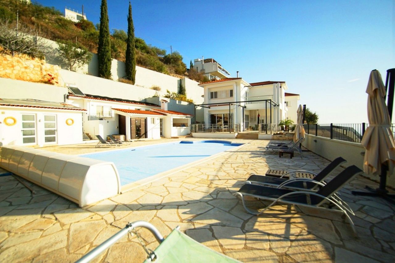 Villa in Paphos, Cyprus, 650 sq.m - picture 1