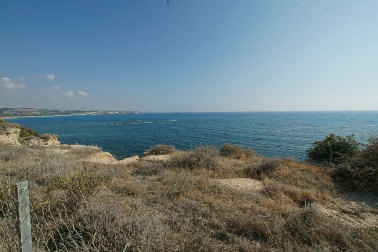 Land in Paphos, Cyprus, 4 289 sq.m - picture 1