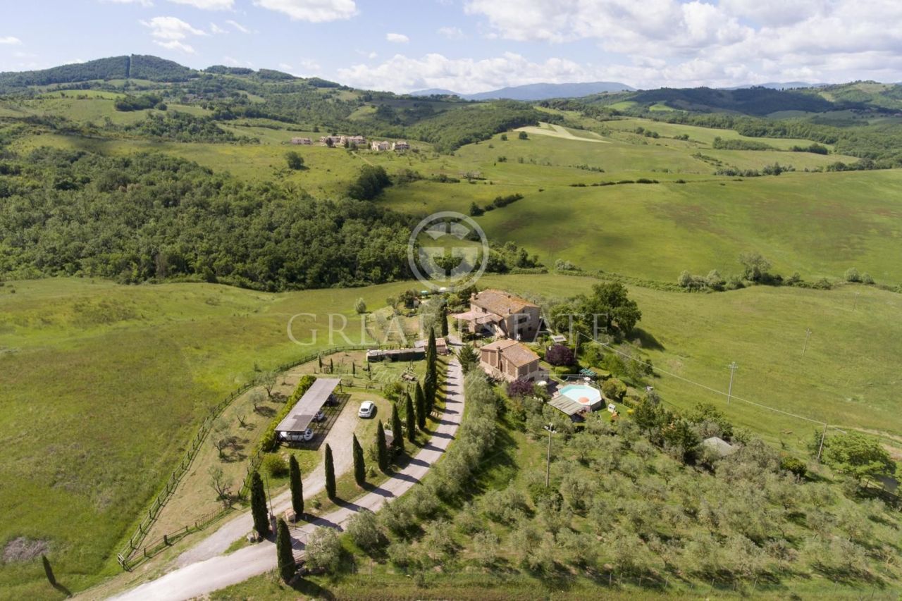 House in Siena, Italy, 416.4 sq.m - picture 1