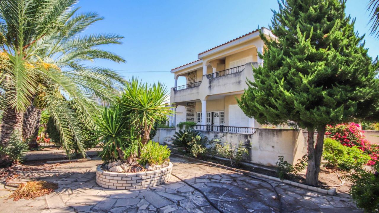 Villa in Larnaca, Cyprus, 350 sq.m - picture 1