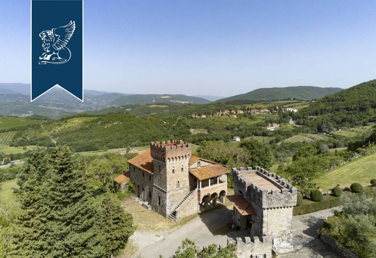 Château à Arezzo, Italie, 2 040 m2 - image 1