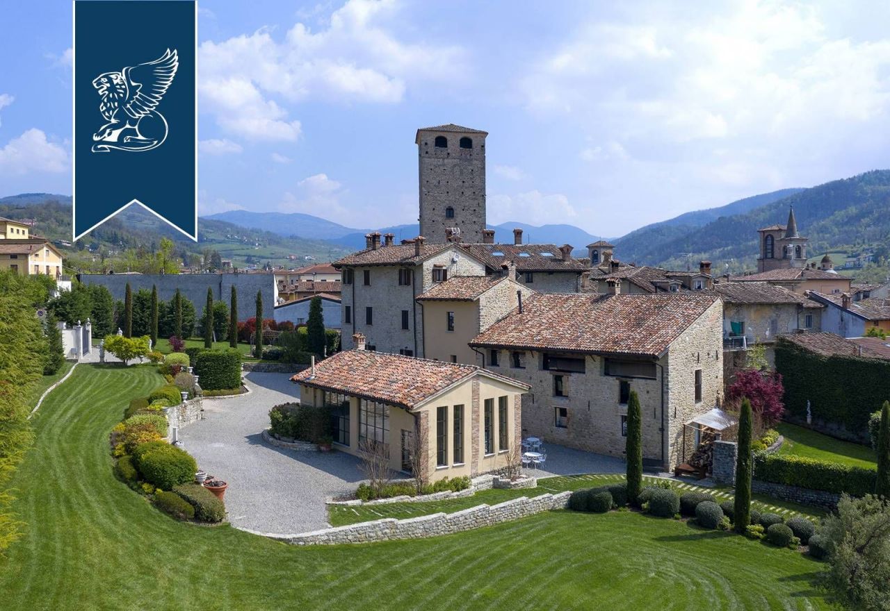 Château à Varzi, Italie, 12 358 m2 - image 1