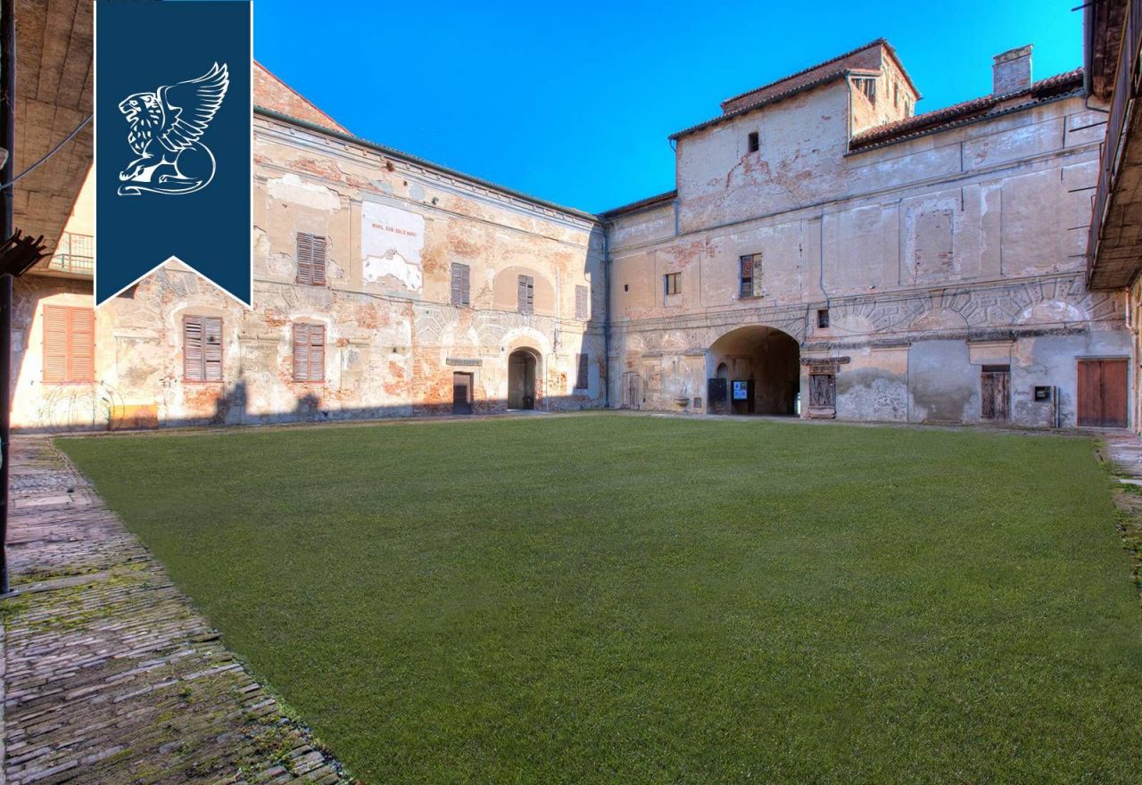 Castle in Piacenza, Italy, 6 000 sq.m - picture 1
