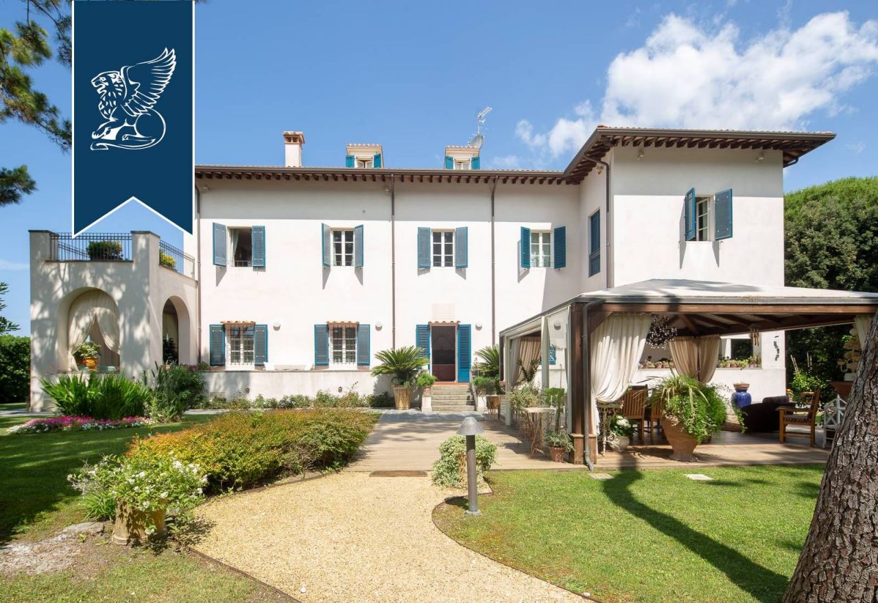 Villa in Massa, Italy, 1 100 sq.m - picture 1