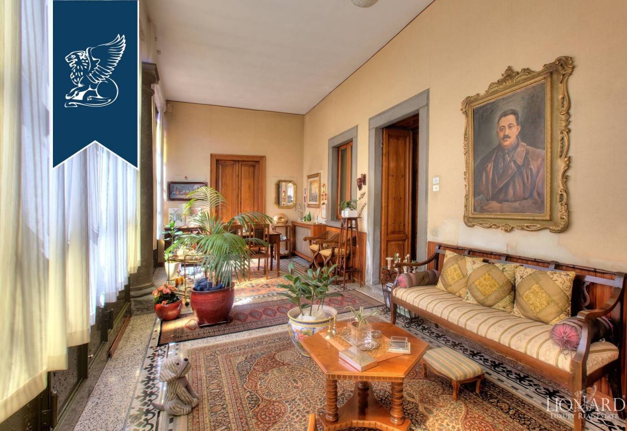 Villa in Bergamo, Italy, 1 000 sq.m - picture 1