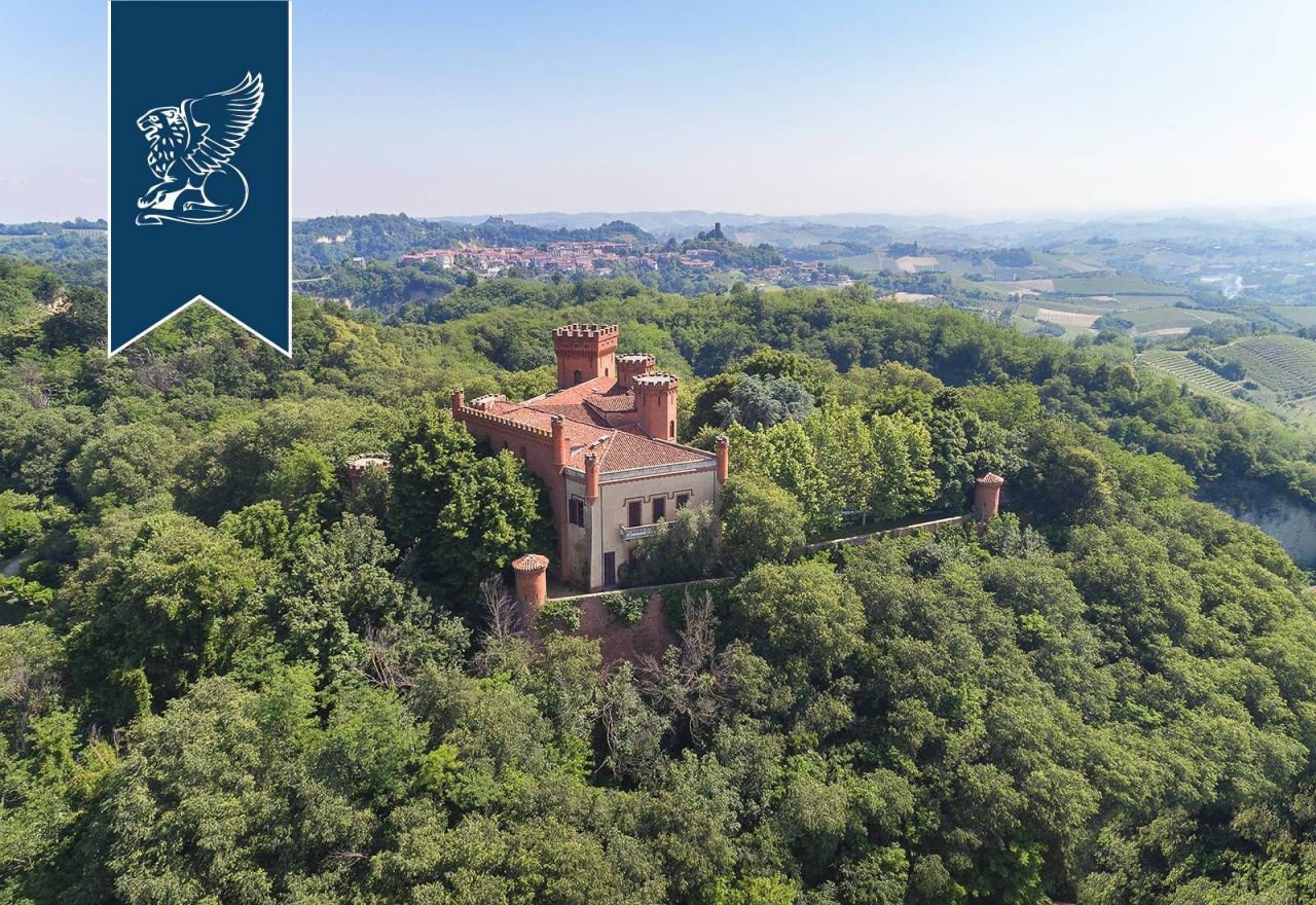 Château à Cuneo, Italie, 2 500 m2 - image 1