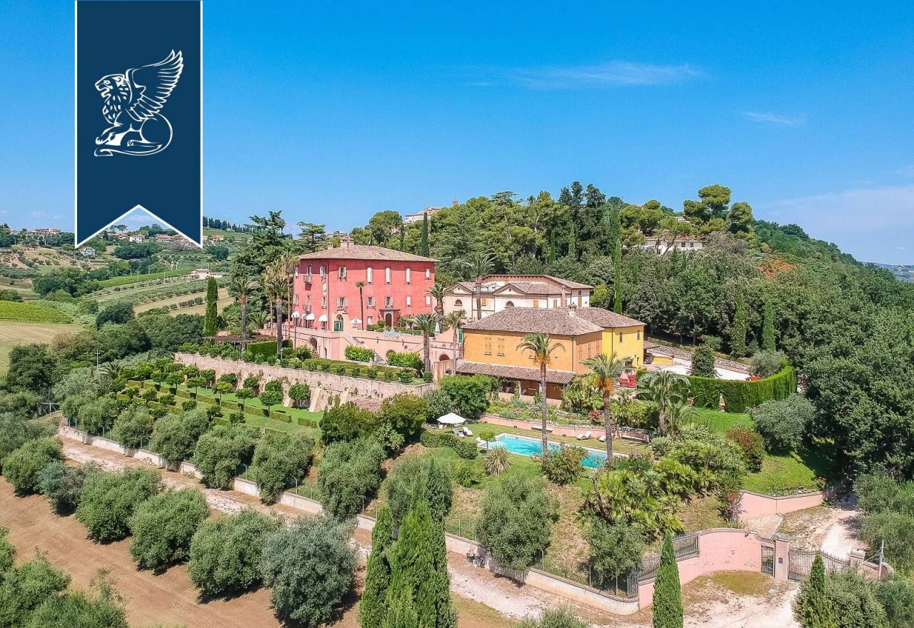 Villa in San Benedetto del Tronto, Italy, 3 000 sq.m - picture 1