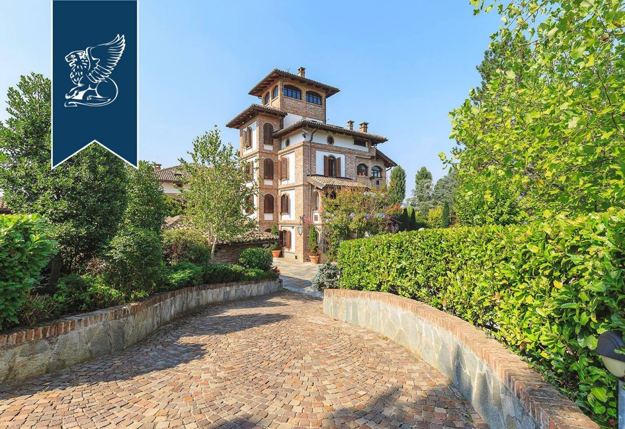 Villa in Asti, Italy, 1 100 sq.m - picture 1