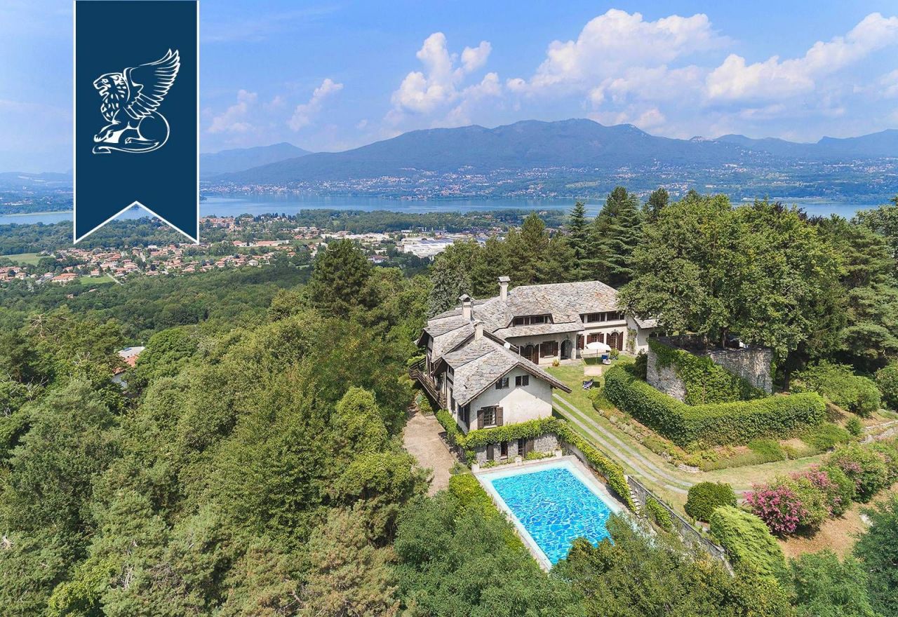Villa in Bodio Lomnago, Italy, 1 000 sq.m - picture 1
