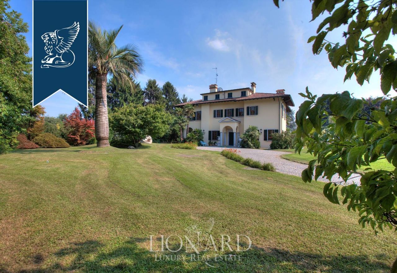 Villa in Como, Italy, 1 200 sq.m - picture 1