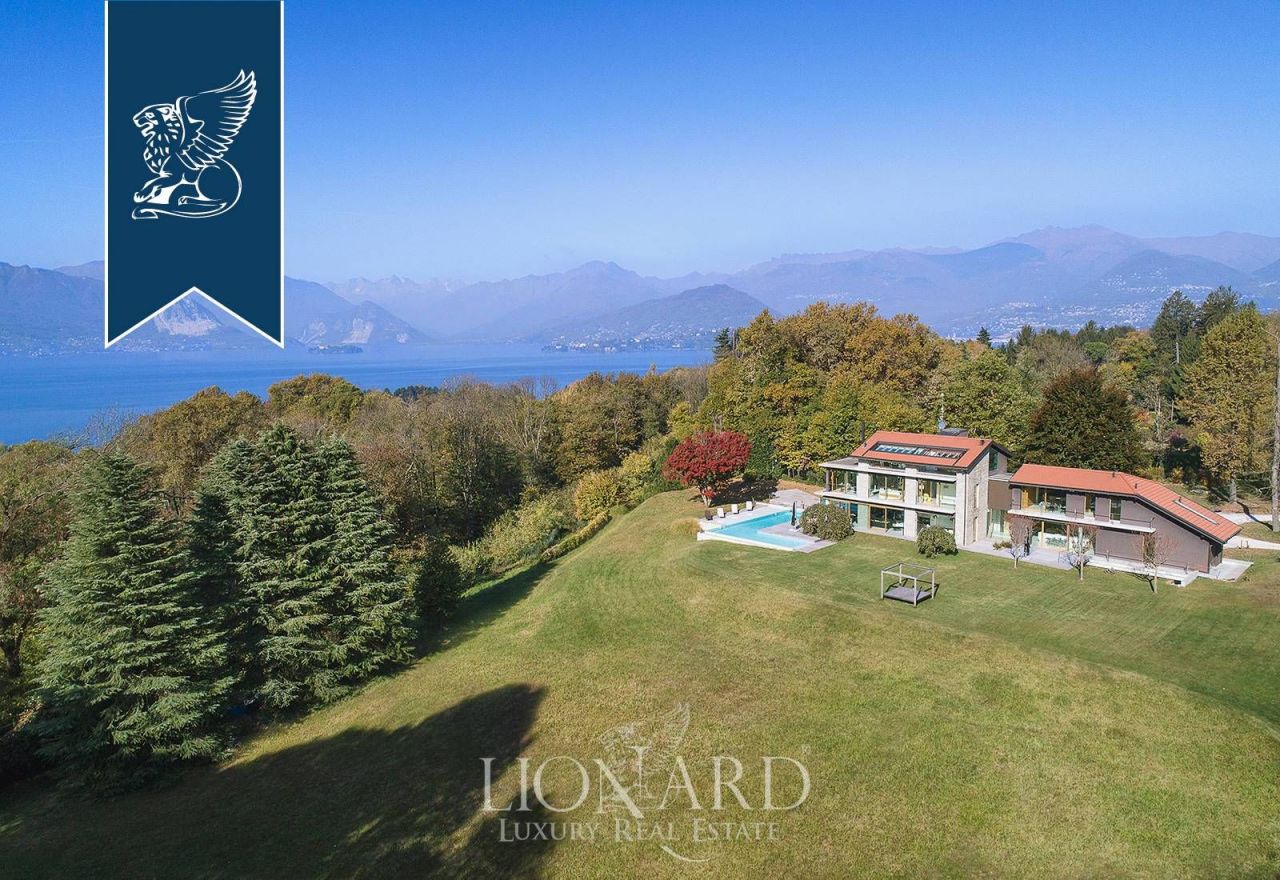 Villa in Laveno-Mombello, Italy, 1 000 sq.m - picture 1
