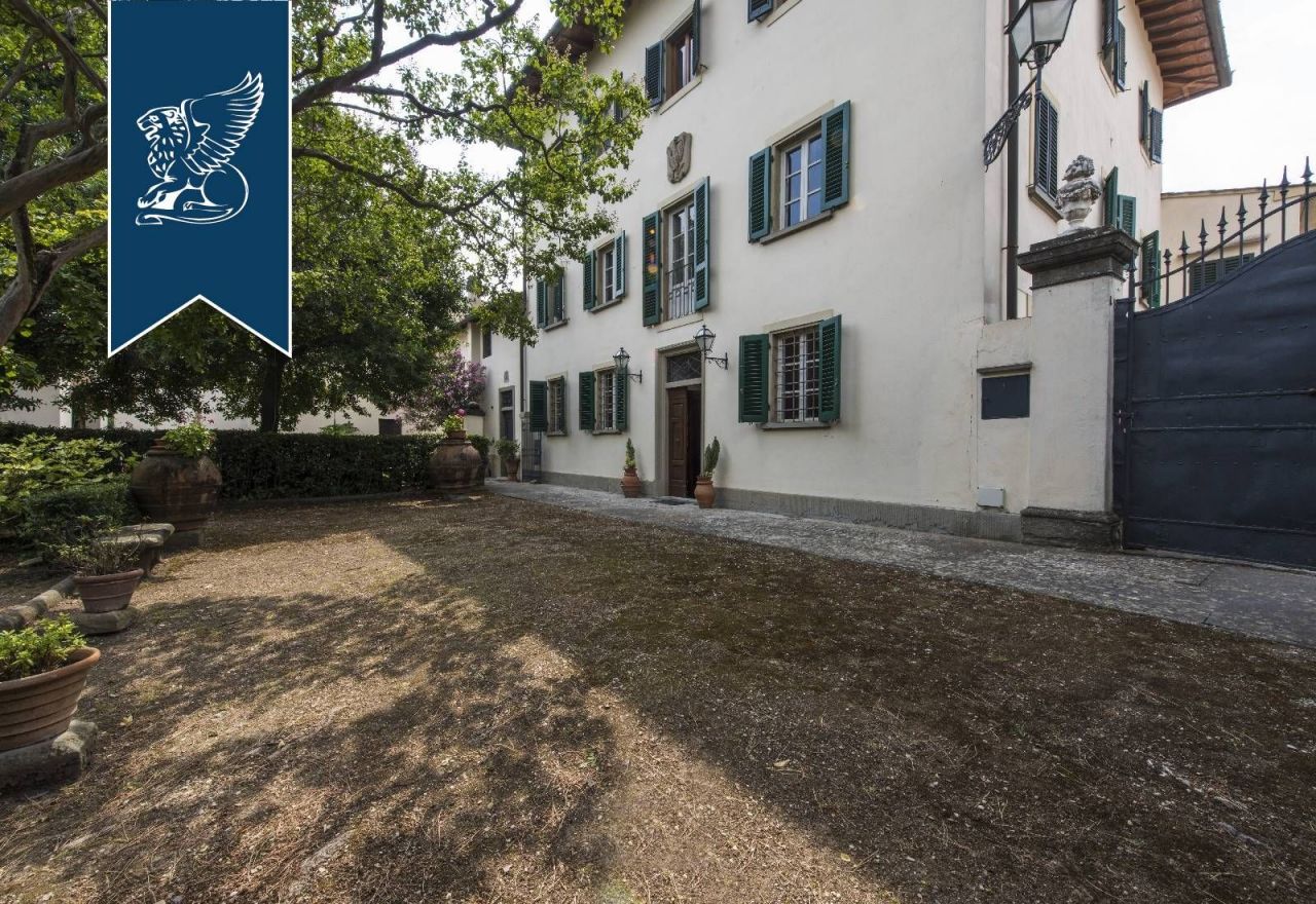 Villa à Prato, Italie, 1 000 m2 - image 1