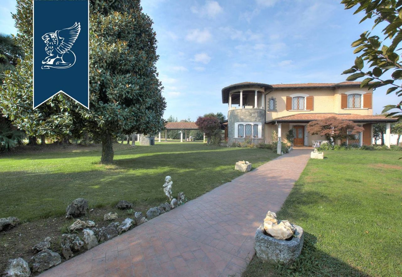 Villa in Brescia, Italy, 600 sq.m - picture 1