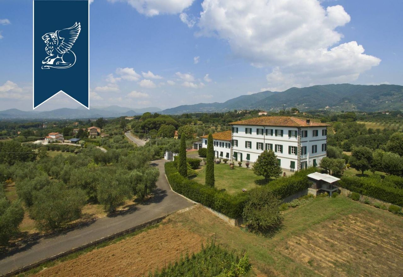 Villa in Capannori, Italy, 700 sq.m - picture 1