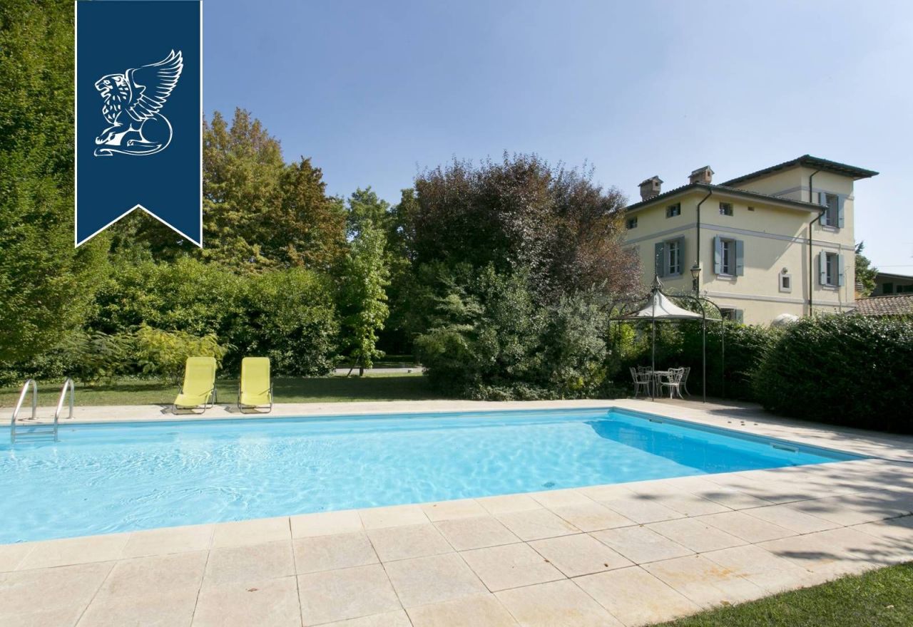 Villa in Reggio Emilia, Italy, 700 sq.m - picture 1