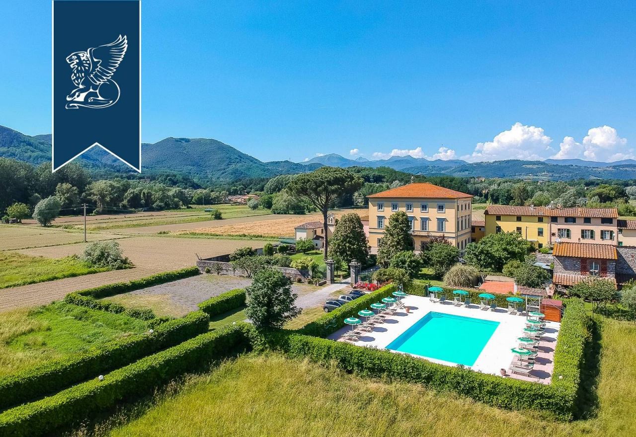 Villa à Lucques, Italie, 1 500 m2 - image 1
