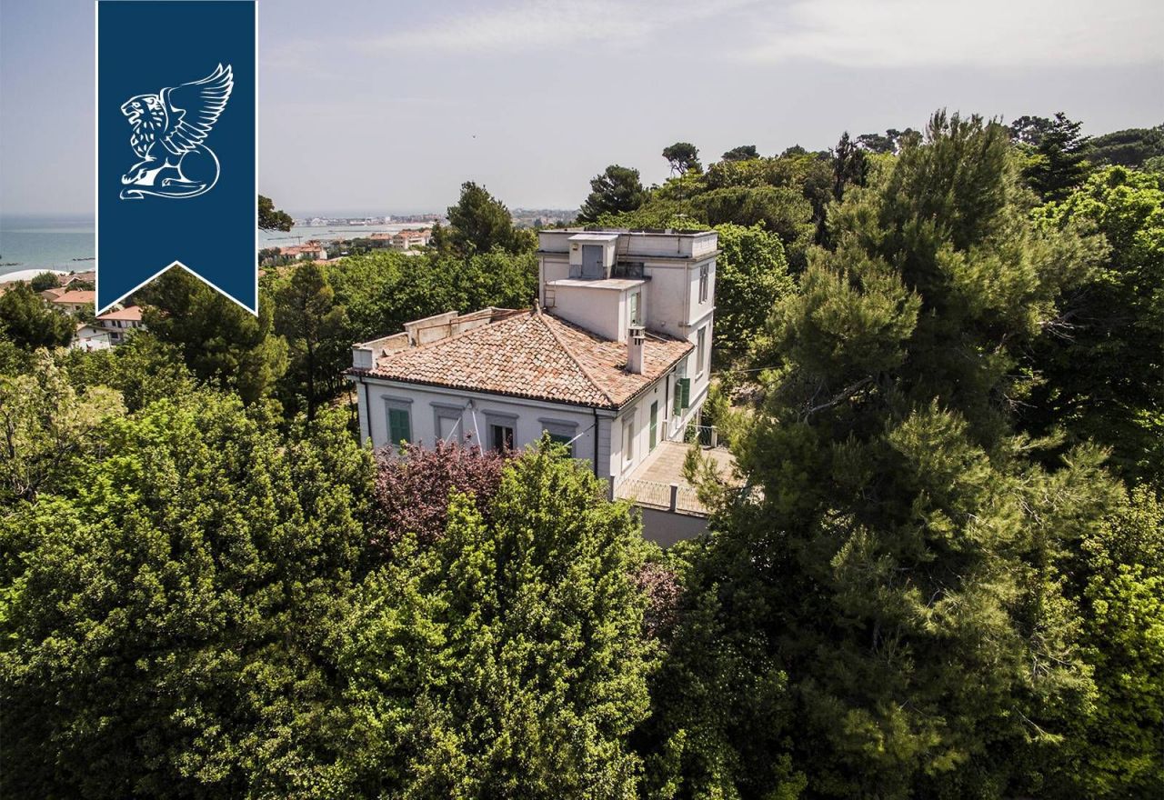 Villa in Fano, Italy, 450 sq.m - picture 1