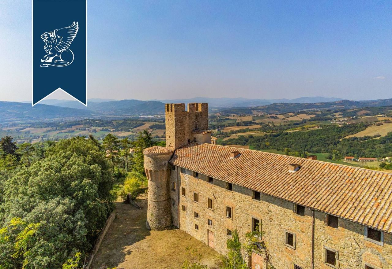 Château à Umbertide, Italie, 2 600 m2 - image 1