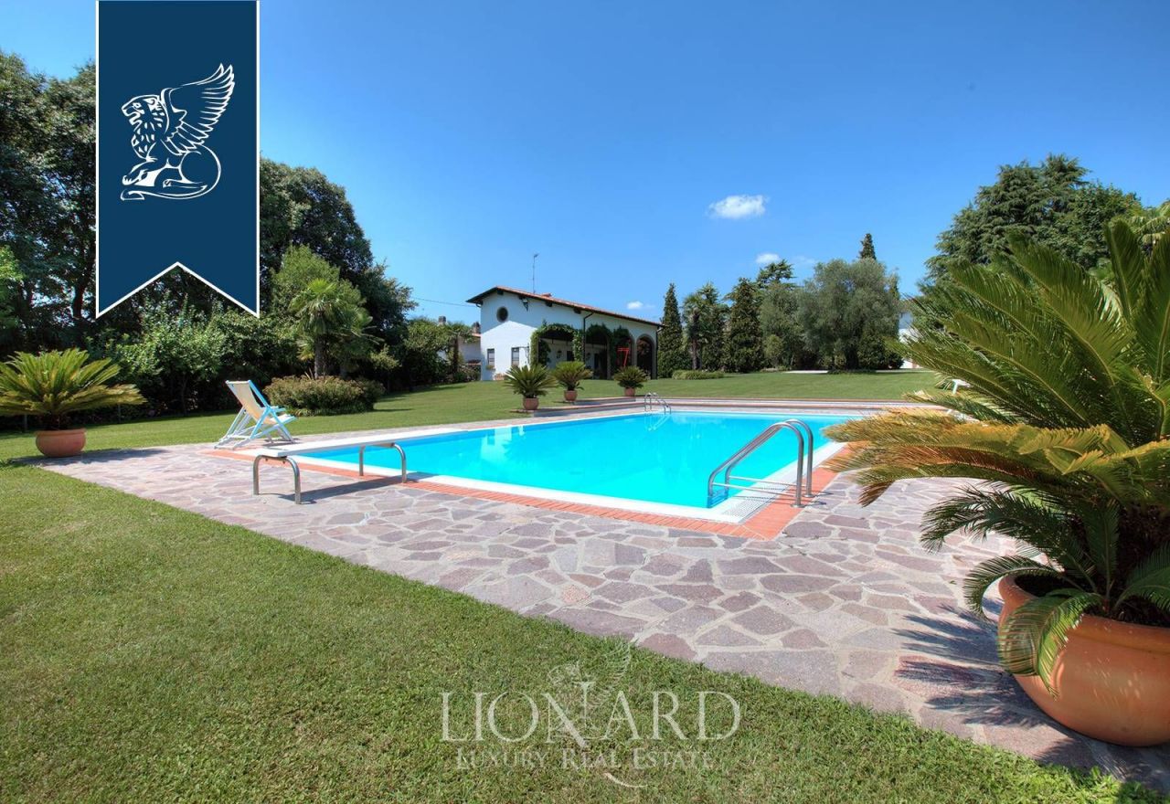 Villa in Mantova, Italy, 1 000 sq.m - picture 1
