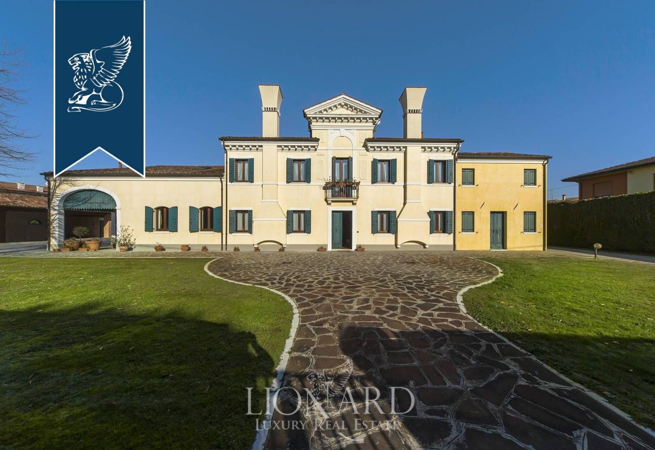 Villa à Padoue, Italie, 800 m2 - image 1