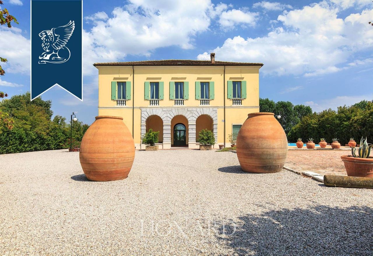 Villa in Goito, Italien, 1 500 m2 - Foto 1