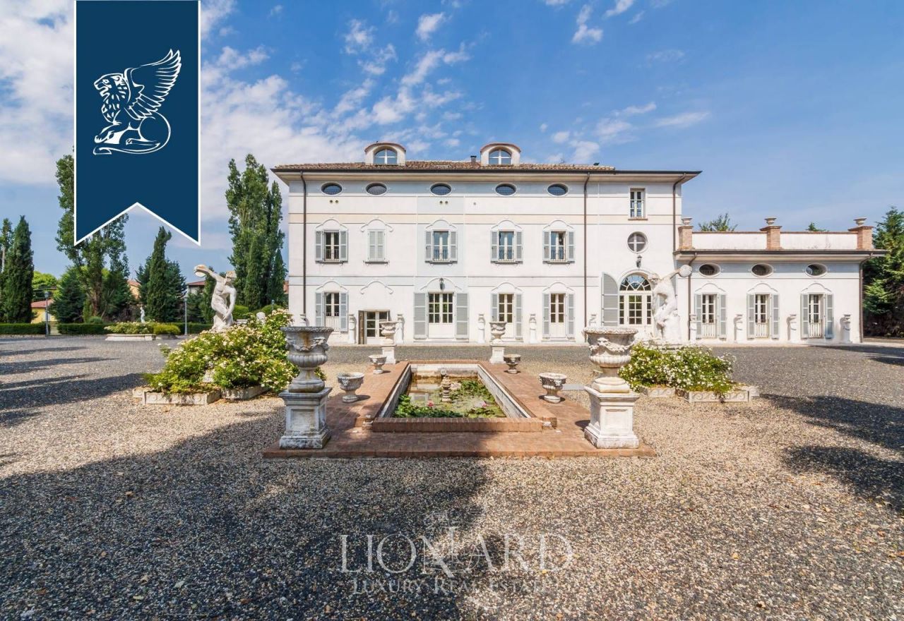 Villa in Reggio Emilia, Italy, 800 sq.m - picture 1