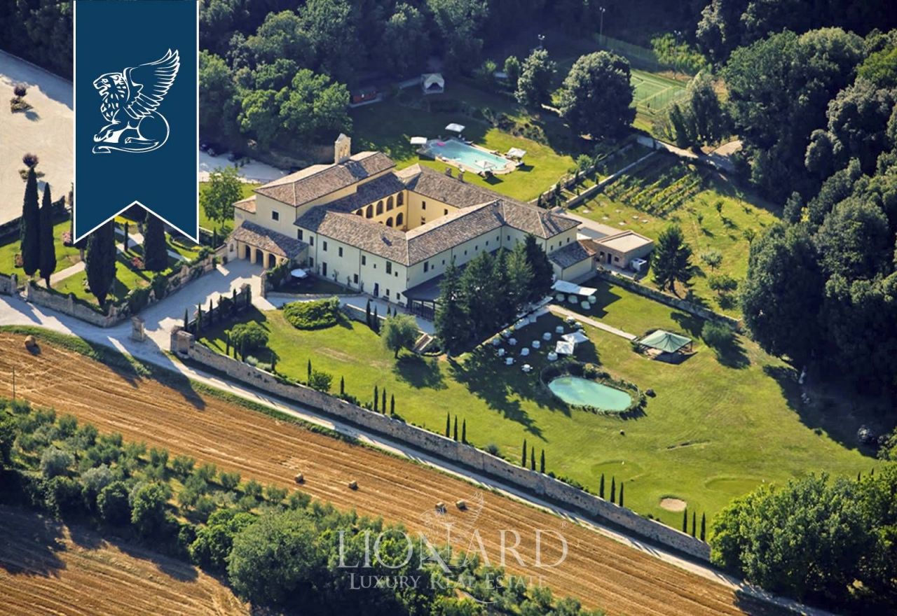 Villa in Perugia, Italy, 1 500 sq.m - picture 1