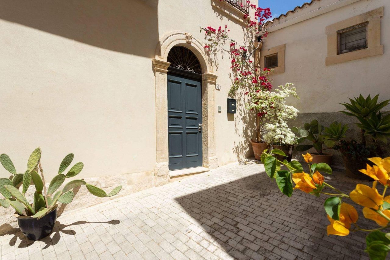 House in Noto, Italy, 171 sq.m - picture 1