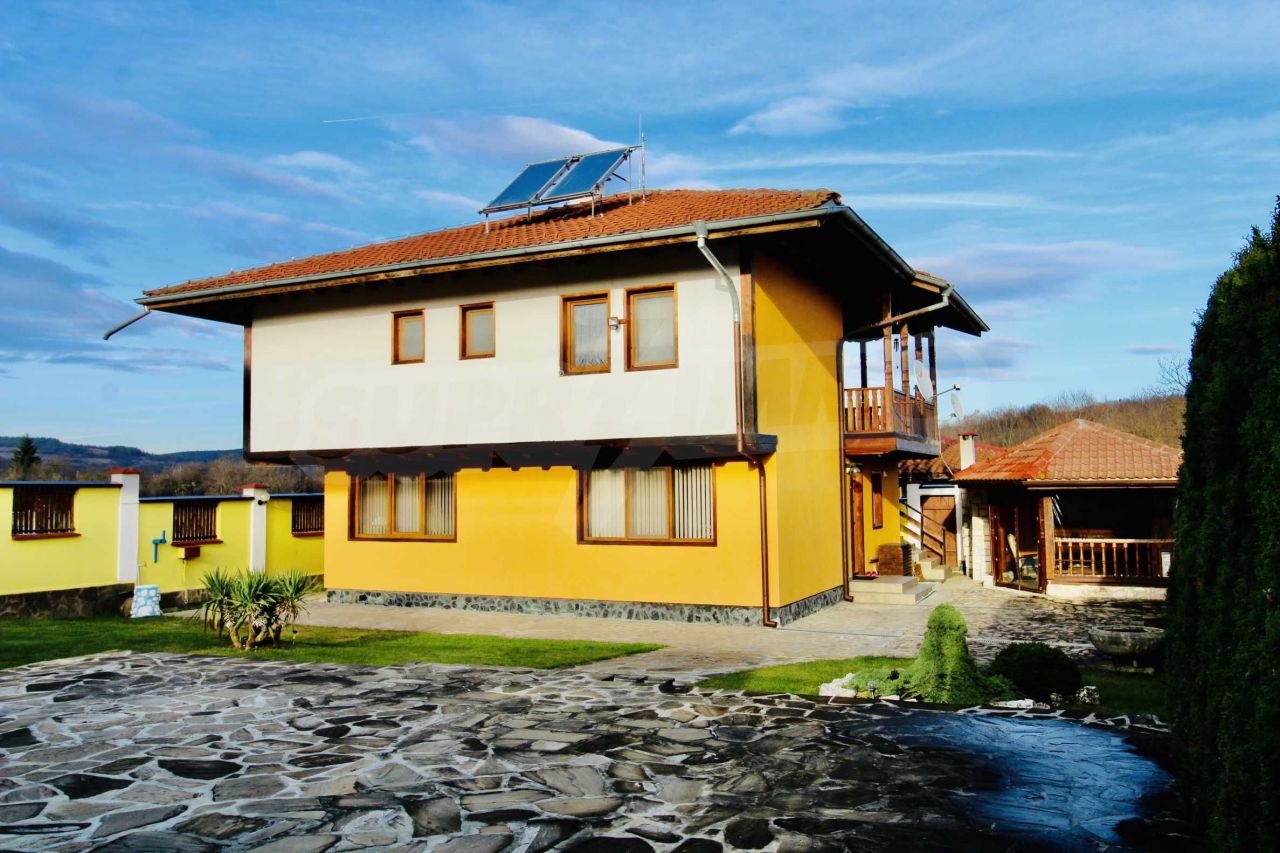 House in Elena, Bulgaria, 200 sq.m - picture 1